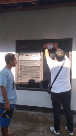 Pemerintah Desa Tajun melaksanakan kegiatan penempelan stiker tanda khusus penerima bantuan.